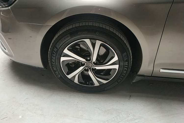 Used Citroen C5 2017 350THP Automatic Luxury Model Left Front Wheel Hub
