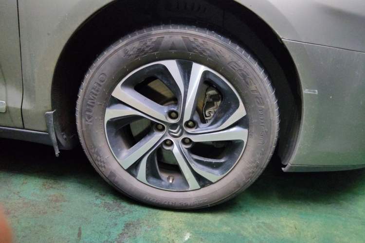 Used Citroen C5 2017 350THP Automatic Luxury Model Right Front Wheel Hub