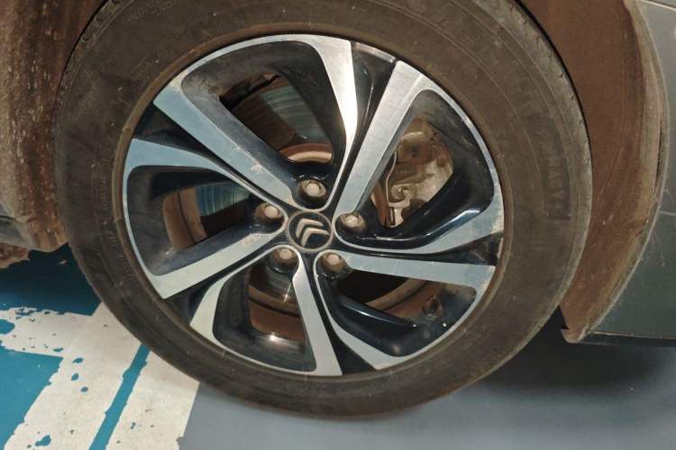 Used Citroen C5 2017 350THP Automatic Luxury Model Right Front Wheel Hub