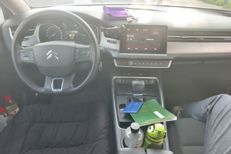 Used Citroen C5 2017 350THP Automatic Comfort Model Center Console