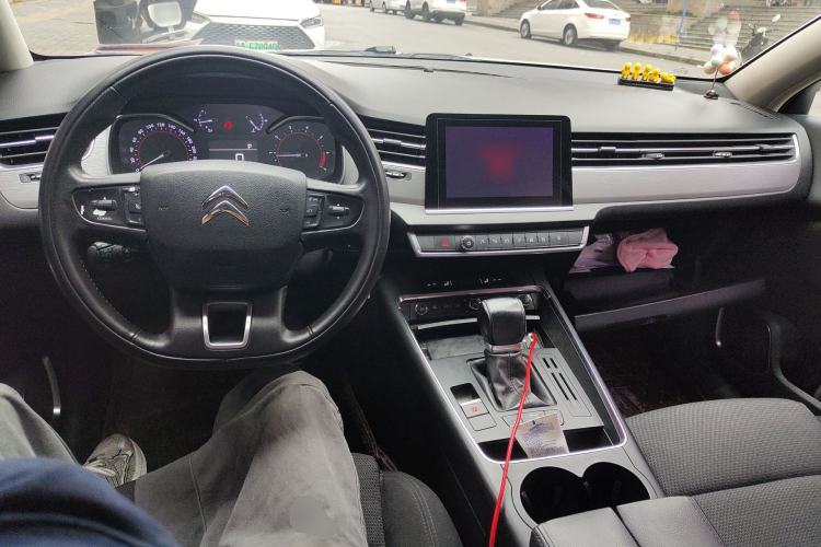 Used Citroen C5 2017 350THP Automatic Comfort Model Center Console