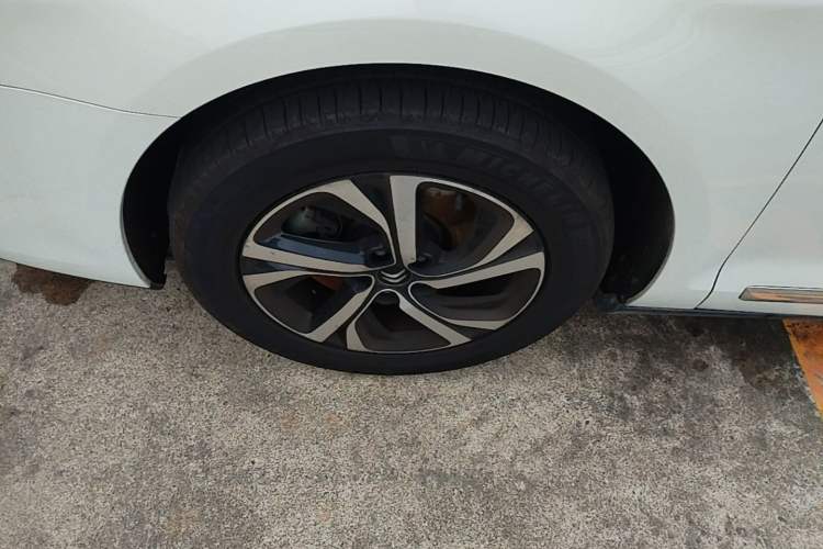 Used Citroen C5 2017 350THP Automatic Luxury Model Left Front Wheel Hub