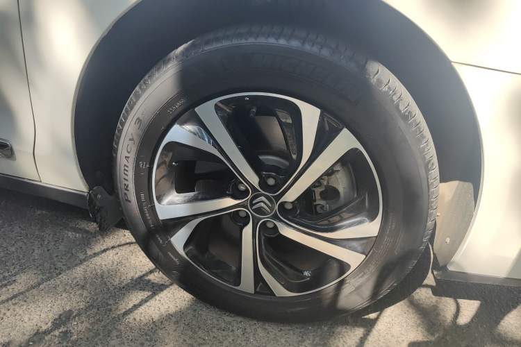 Used Citroen C5 2017 350THP Automatic Luxury Model Right Front Wheel Hub