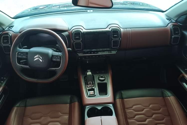 Used Citroen C5 AIRCROSS 2017 380THP Luxury Model Center Console