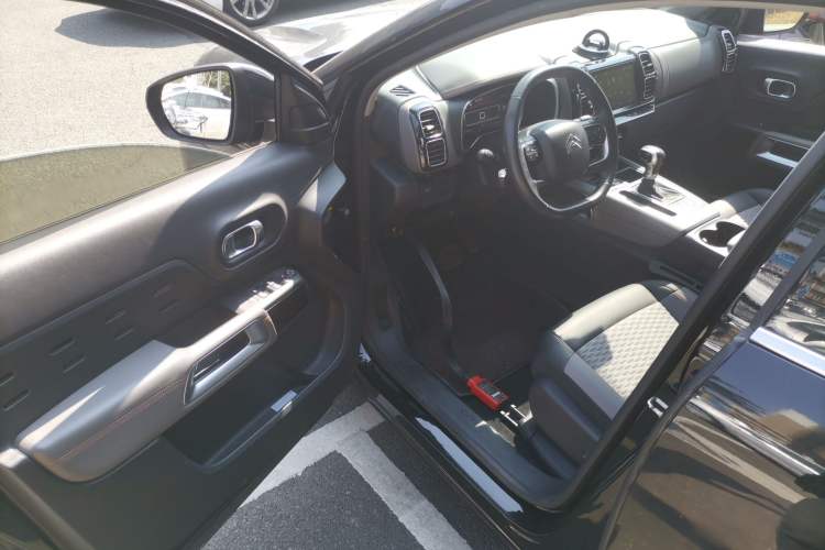 Used Citroen C5 AIRCROSS 2017 350THP Fashion Edition Interior 3