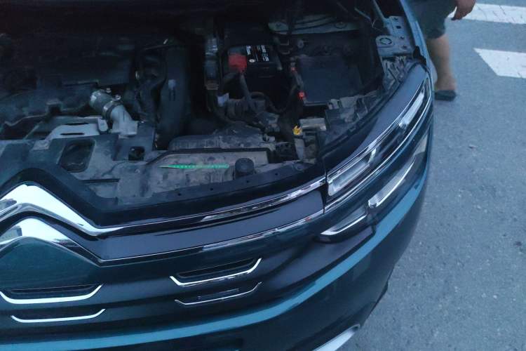Used Citroen C5 AIRCROSS 2017 350THP Fashion Edition Engine Bay Left