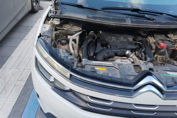 Used Citroen C5 AIRCROSS 2017 350THP Fashion Edition Engine Bay Right