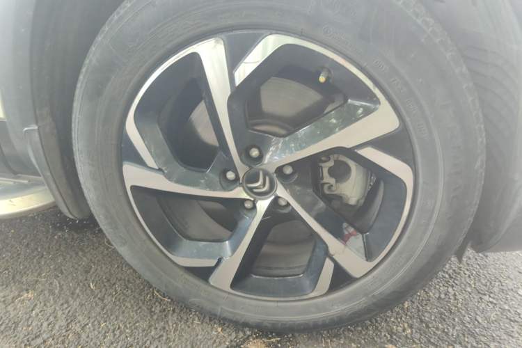 Used Citroen C5 AIRCROSS 2017 380THP Fashion Edition Right Front Wheel Hub