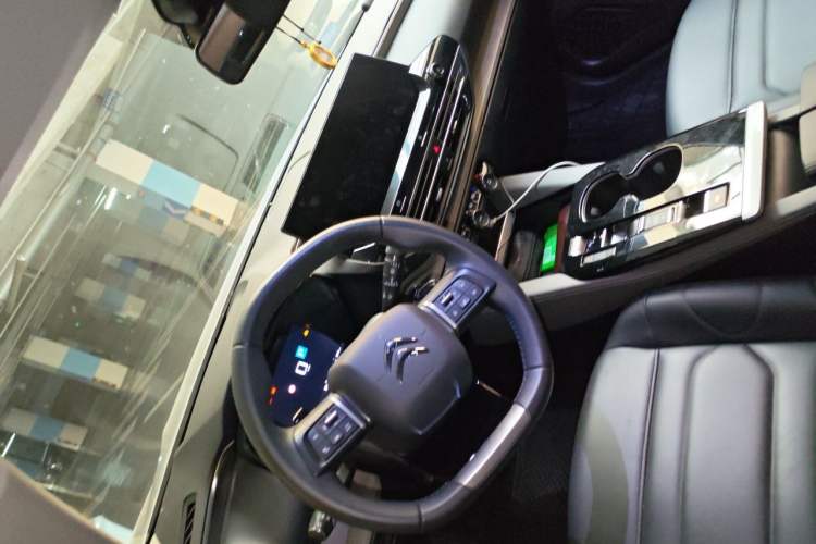 Used Citroen C5 X 2023 1.6T Extraordinary Power Center Console