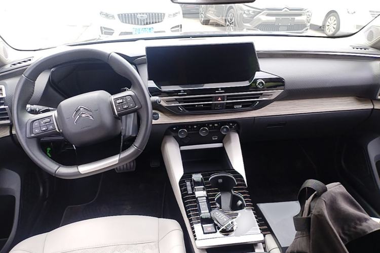 Used Citroen C5 X 2024 1.6T Traveler Extraordinary Center Console