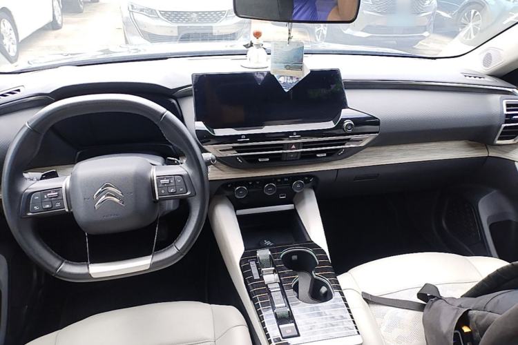 Used Citroen C5 X 2024 1.6T Traveler Extraordinary Center Console