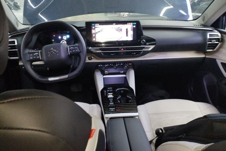 Used Citroen C5 X 2024 1.6T Traveler Extraordinary Center Console