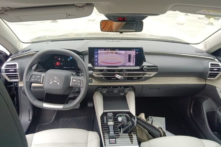 Used Citroen C5 X 2024 1.6T Traveler Extraordinary Center Console