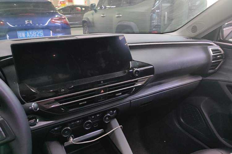 Used Citroen C5 X 2024 1.6T Extraordinary Power Center Console