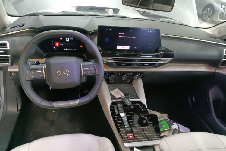 Used Citroen C5 X 2024 1.6T Traveler Extraordinary Center Console