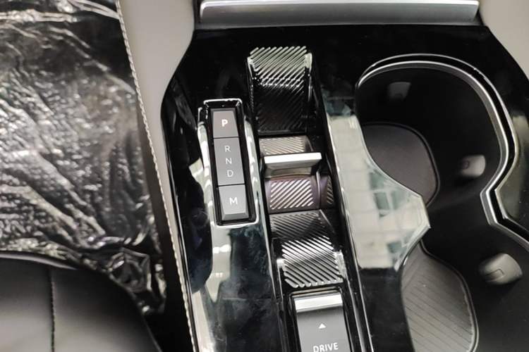 Used Citroen C5 X 2026 Model, 1.6T Enjoying Extraordinary Gear Lever