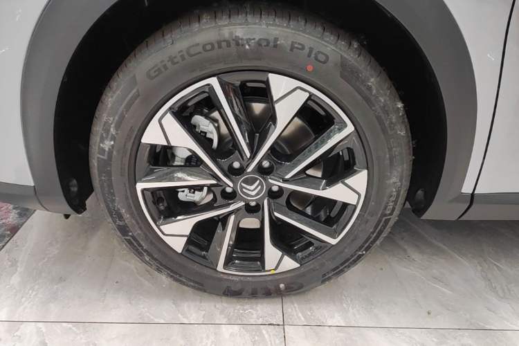 Used Citroen C5 X 2026 Model, 1.6T Enjoying Extraordinary Left Front Wheel Hub