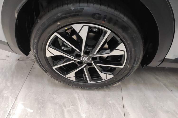 Used Citroen C5 X 2026 Model, 1.6T Enjoying Extraordinary Right Rear Wheel Hub