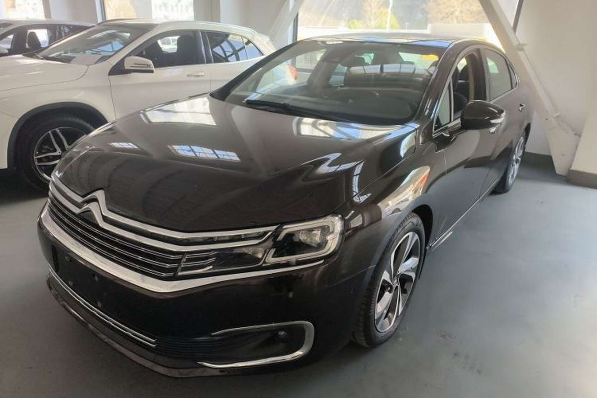 Used Citroen C6 2017 Revised Version 380THP Luxury Edition Front Left 45 Deg
