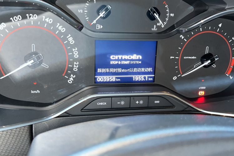 Used Citroen C6 2021 400THP Comfort Edition Odometer Close Up