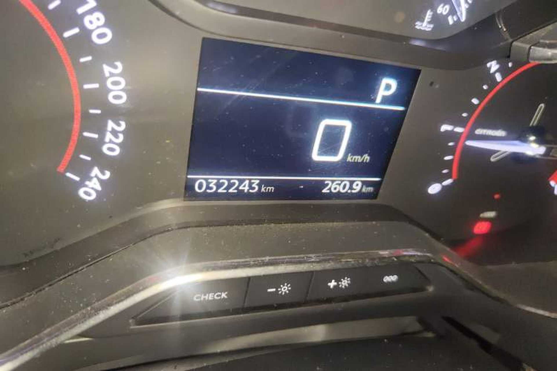 Used Citroen C6 2021 400THP Comfort Edition Odometer Close Up