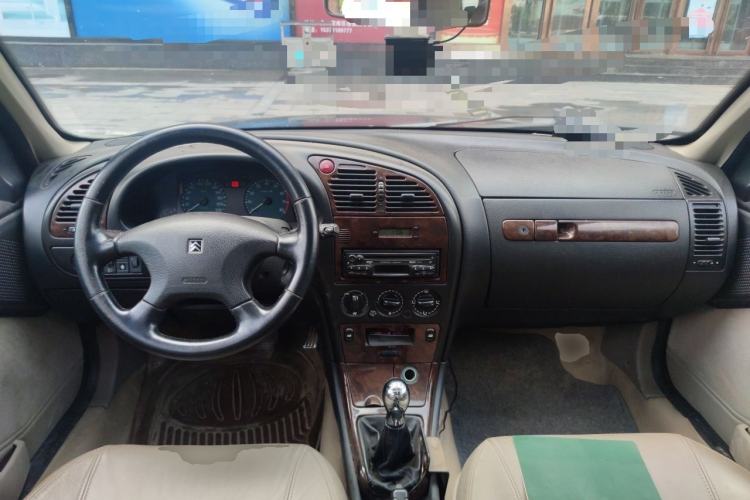 Used Citroen Elysee 2004 1.6 SX 16V MT Center Console