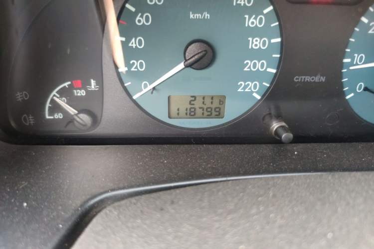 Used Citroen Elysee 2004 1.6 SX 16V MT Odometer Close Up
