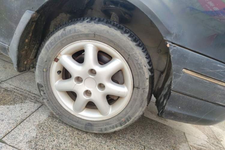 Used Citroen Elysee 2004 1.6 SX 16V MT Right Front Wheel Hub