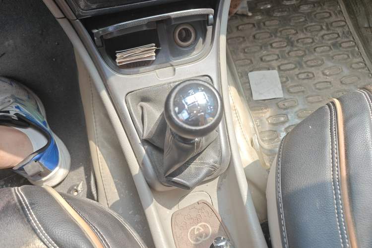 Used Citroen Elysee 2012 Sedan 1.6L Manual Tech Model CNG Gear Lever