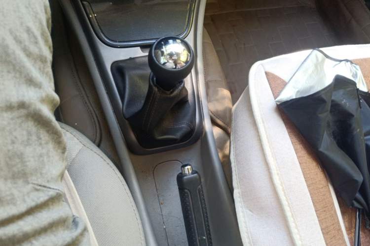 Used Citroen Elysee 2012 Sedan 1.6L Manual Tech Model CNG Gear Lever