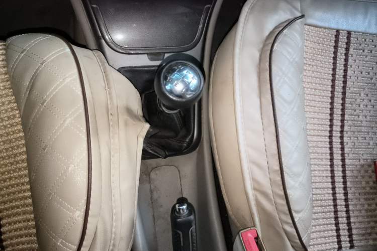Used Citroen Elysee 2013 Sedan Classic 1.6L Manual Tech Model CNG Gear Lever