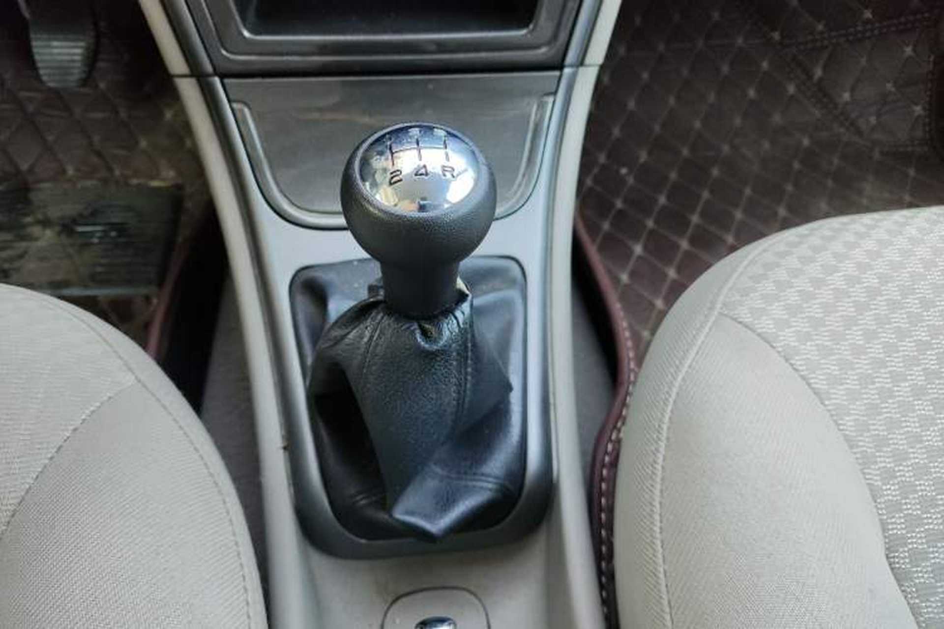 Used Citroen Elysee 2013 Sedan Classic 1.6L Manual Tech Edition Gear Lever