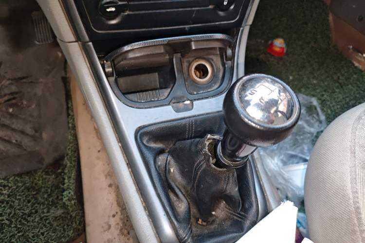 Used Citroen Elysee 2013 Sedan Classic 1.6L Manual Tech Model CNG Gear Lever