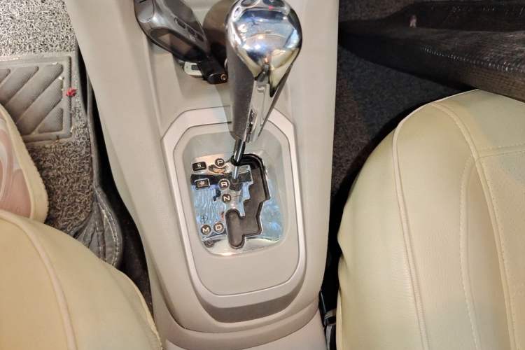 Used Citroen Elysee 2014 1.6L Automatic Comfort Model Gear Lever