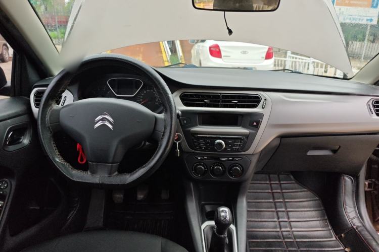 Used Citroen Elysee 2014 1.6L Manual Comfort Model Center Console