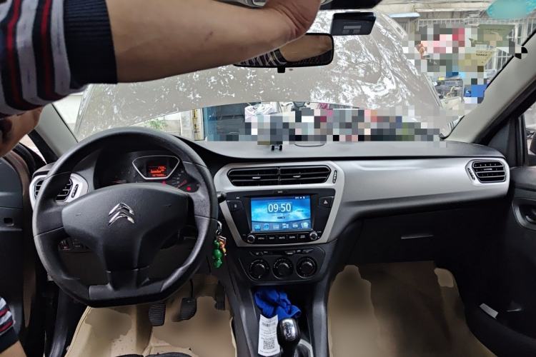 Used Citroen Elysee 2014 1.6L Manual Comfort Model Center Console