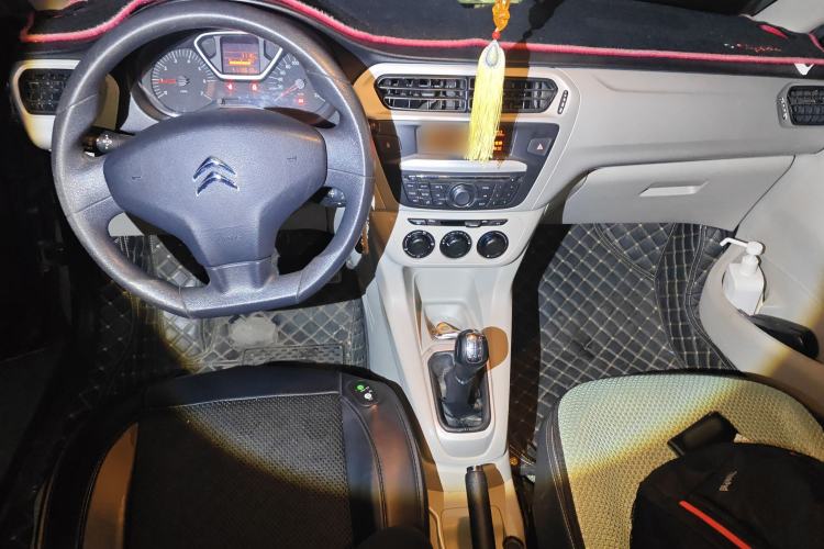 Used Citroen Elysee 2014 1.6L Manual Comfort Model Center Console