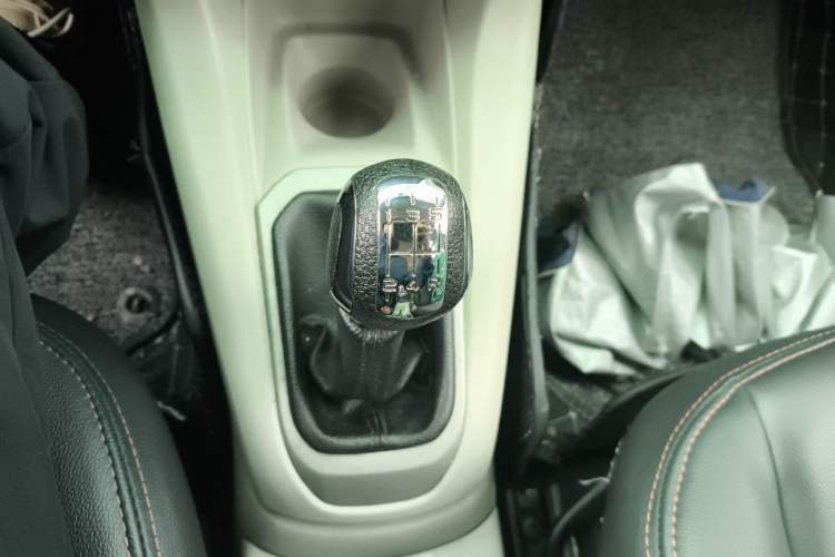 Used Citroen Elysee 2014 1.6L Manual Comfort Model Gear Lever