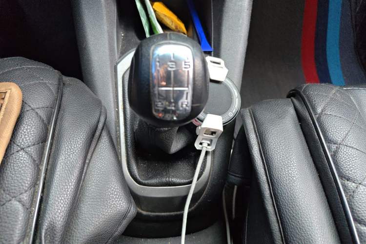 Used Citroen Elysee 2014 1.6L Manual Fashion Model with Sunroof CNG Version Gear Lever
