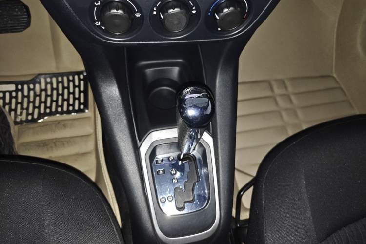 Used Citroen Elysee 2014 1.6L Automatic Fashion Model Gear Lever