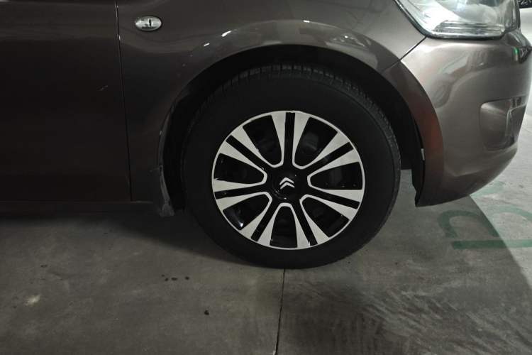Used Citroen Elysee 2014 1.6L Automatic Fashion Model Right Front Wheel Hub