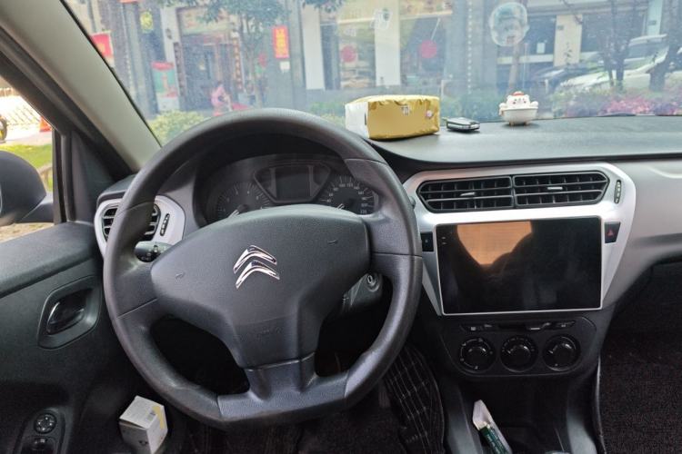 Used Citroen Elysee 2014 1.6L Manual Fashion Model CNG Center Console