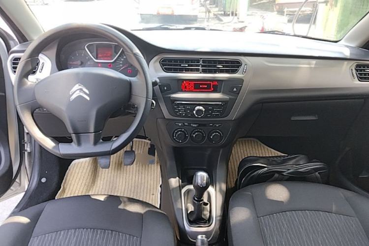 Used Citroen Elysee 2014 1.6L Manual Comfort Model Center Console