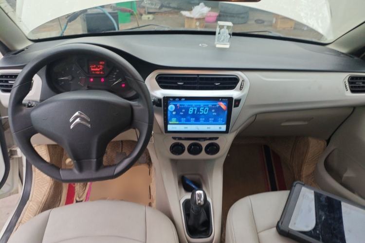Used Citroen Elysee 2014 1.6L Manual Comfort Model Center Console