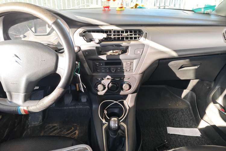 Used Citroen Elysee 2015 Zhishang Edition 1.6L Manual Fashion Model Audio And AC Panel