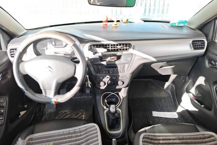 Used Citroen Elysee 2015 Zhishang Edition 1.6L Manual Fashion Model Center Console