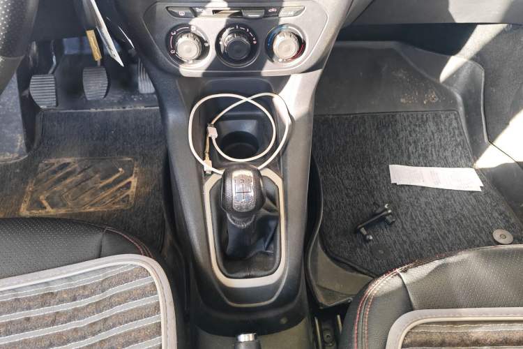 Used Citroen Elysee 2015 Zhishang Edition 1.6L Manual Fashion Model Gear Lever
