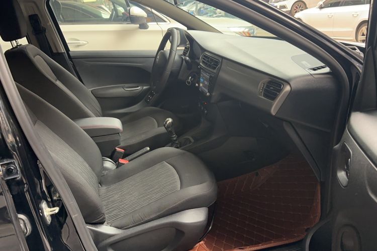 Used Citroen Elysee 2015 Zhishang Edition 1.6L Manual Fashion Model Interior 3