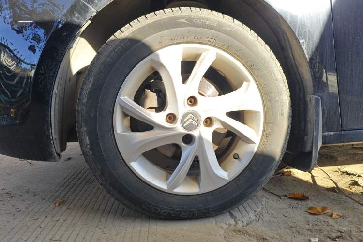 Used Citroen Elysee 2015 Zhishang Edition 1.6L Manual Fashion Model Left Front Wheel Hub