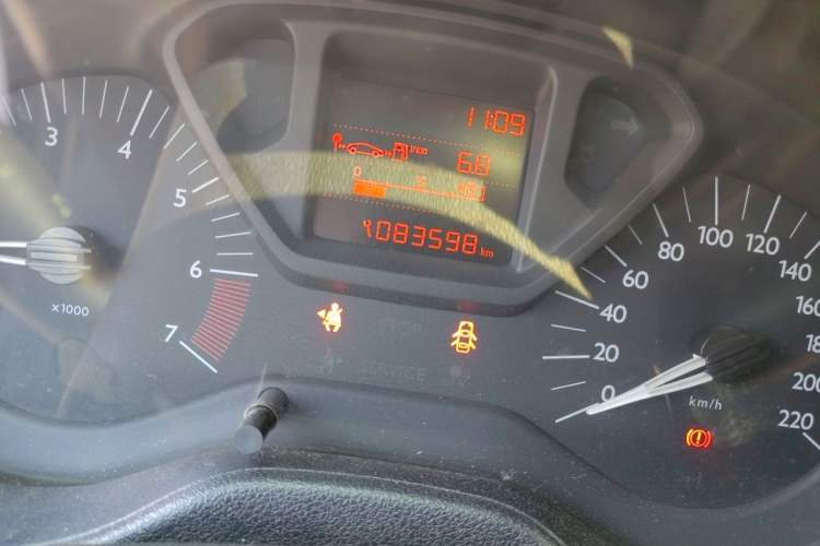 Used Citroen Elysee 2015 Zhishang Edition 1.6L Manual Fashion Model Odometer Close Up